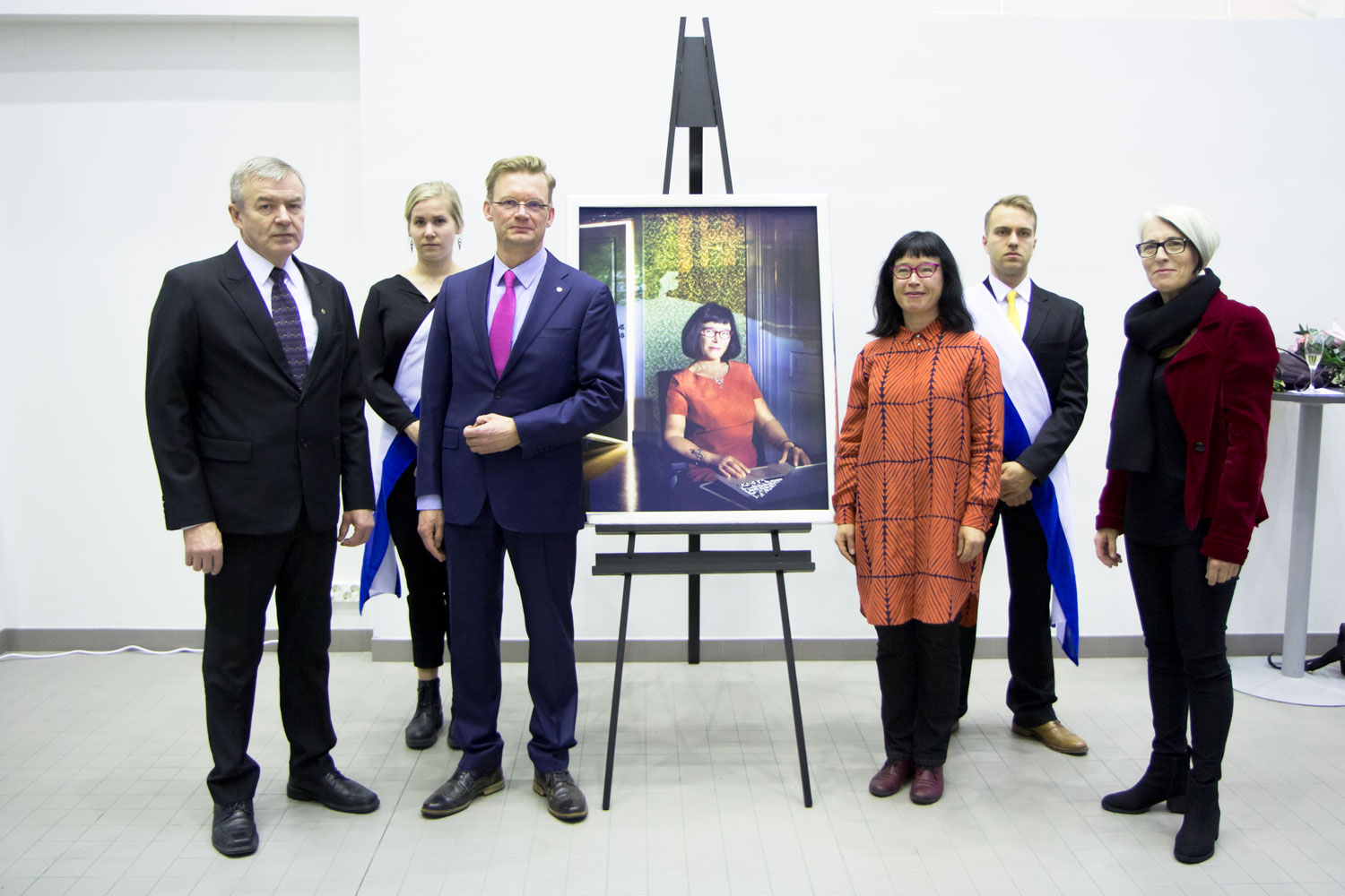 Muotokuvan paljastamistilaisuudessa puhuivat Kalle Lähdesmäki, Jari Kuusisto, Suvi Ronkainen ja Marja Pirilä.