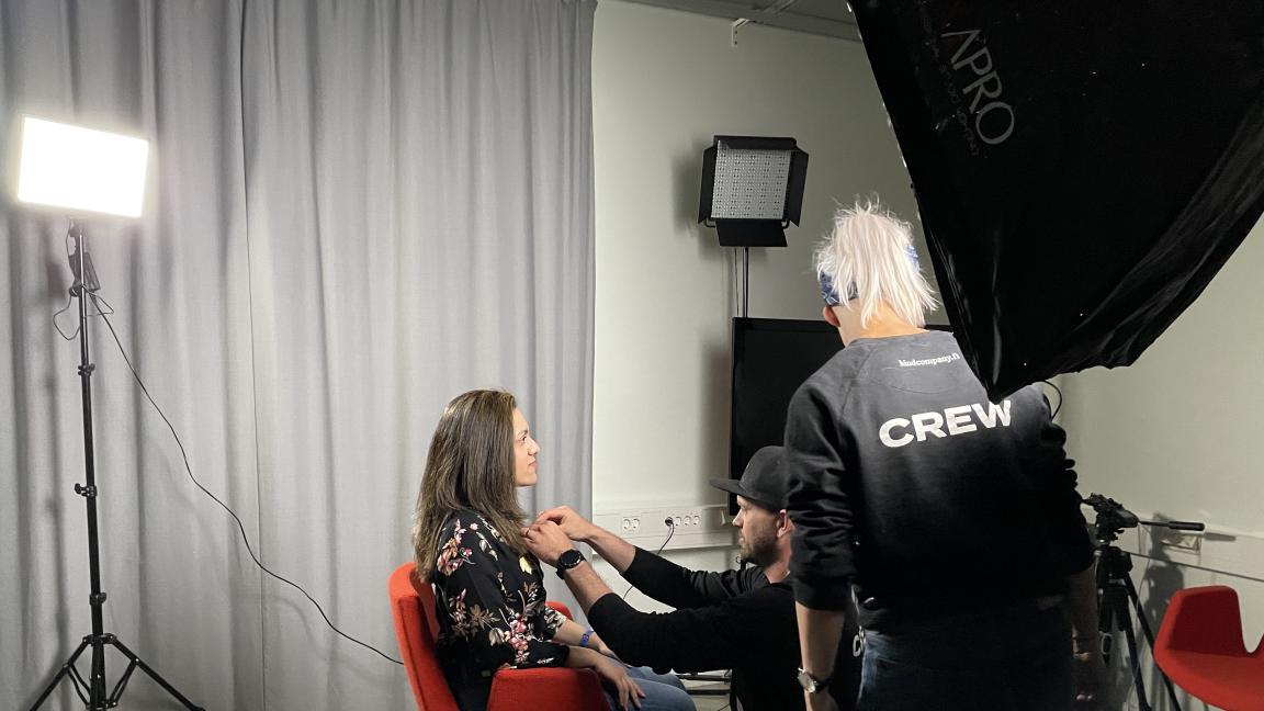 Videokuvausryhmä valmistelee haastattelua studiossa