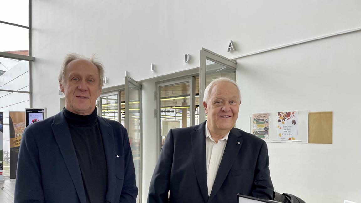 Erkki Laitila ja Markku Haukka olivat ensimmäisenä paikalla Vaasan kauppakorkeakoulun ekonomien 50-vuotis tapahtumassa