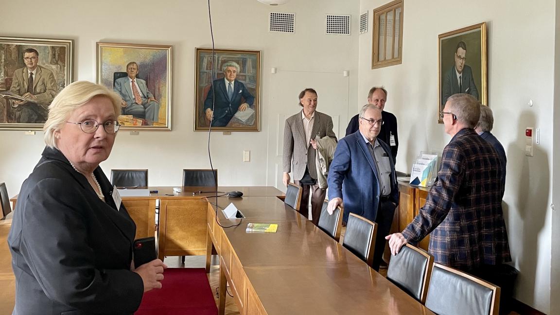 Anita Kostermaa ja 1972 ekonomiopiskelijoita Nyman neuvottelutilassa Vaasan yliopistolla