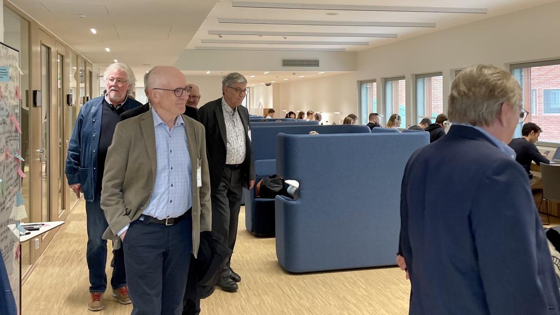 1972 alumnit tutustumassa kirjastoon