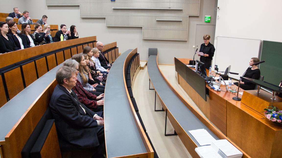 Väitöstilaisuus auditoriossa