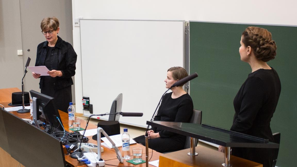 Opponentti esittää kysymyksiä väittelijälle