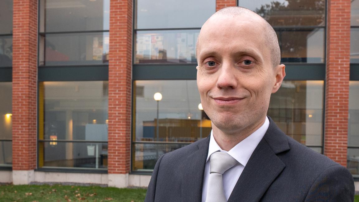 Juho-Pekka Mäkipää Vaasan yliopiston kampuksella