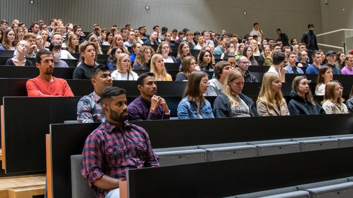 Kansainvälisiä opiskelijoita Vaasan yliopiston Levón auditoriossa.