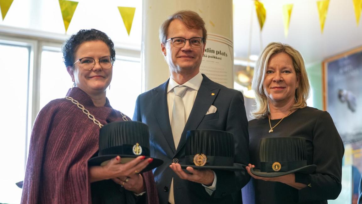 Rehtoreita hatut kädessä