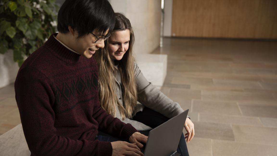 Kaksi opiskelijaa tietokoneen äärellä. Kuva: Rainer Paananen