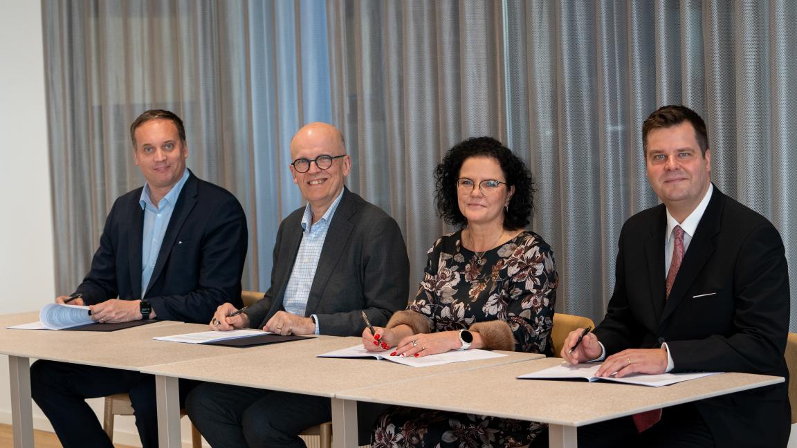 In the photo (left): Hannu Mäntymaa, Managing Director of Wärtsilä Finland, Antti Vasara, President & CEO of VTT, Minna Martikainen, Rector, and Professor Antti Niemi, Dean of the Faculty of Technology, University of Oulu.