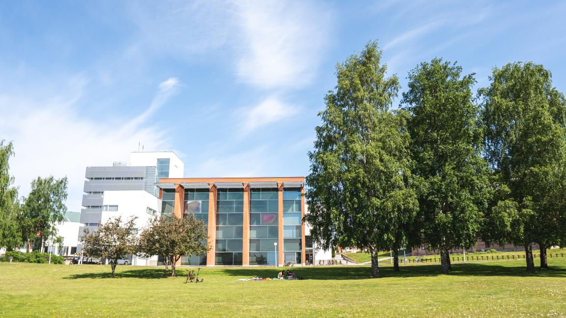 Yliopisto kampus mereltä