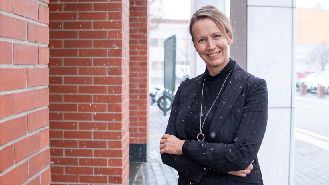 Eija Pienimäki Vaasan yliopiston kampuksella talven ensilumen aikaan