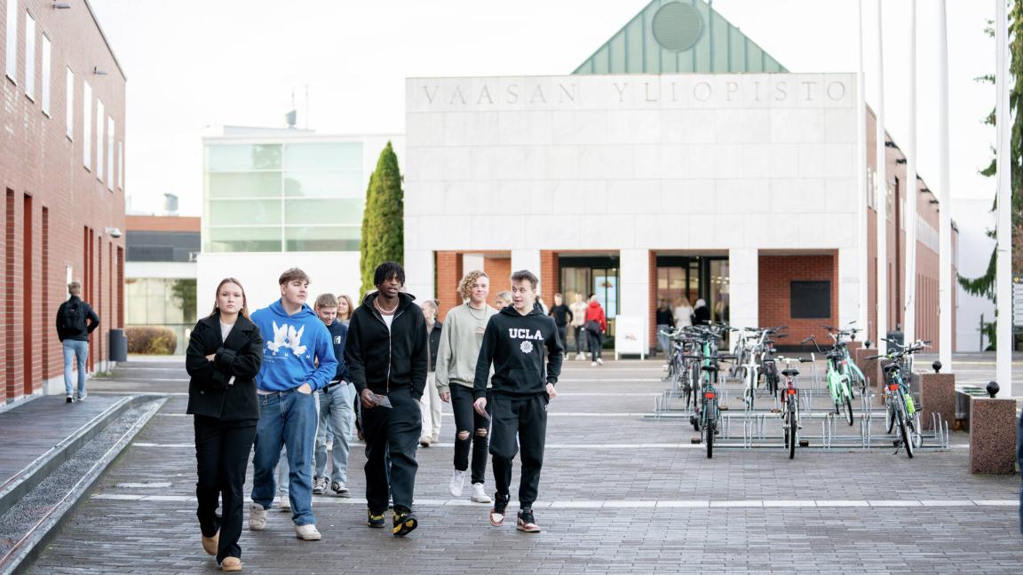 Lukiolaisia Vaasan yliopiston kampuksella marmoriportin edustalla.