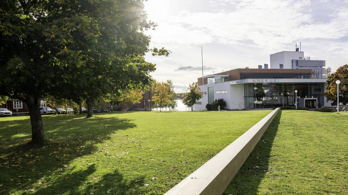 Vaasan yliopiston kampus ja Ankkuri-rakennus syksyllä