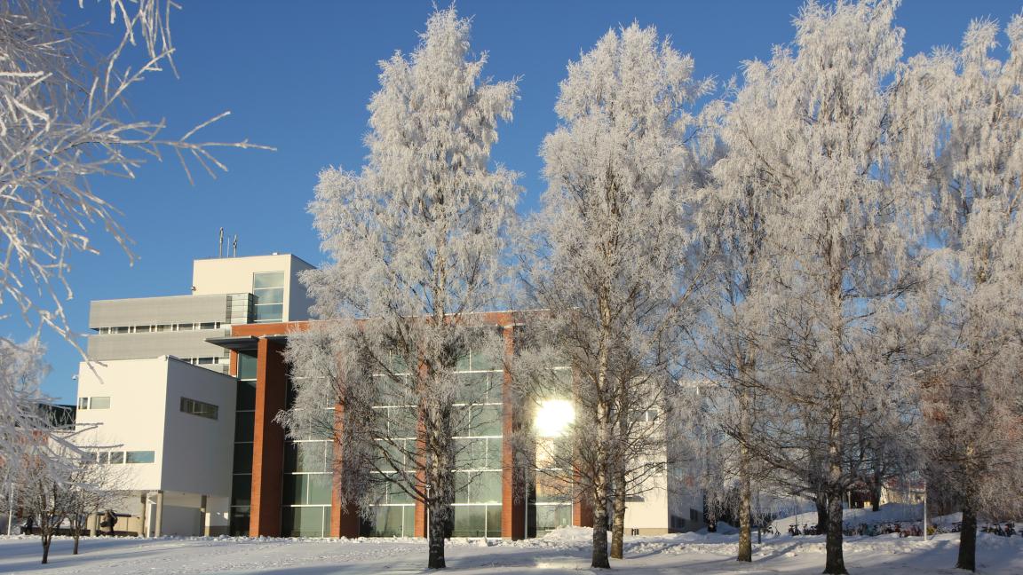 Talvinen kuva yliopiston Ankkuri-rakennuksesta