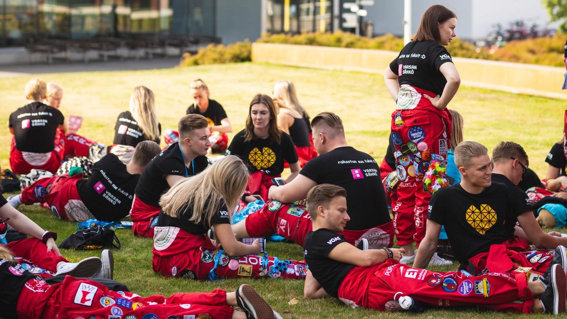 Opiskelijoita Vaasan yliopiston kampuksella. Arkistokuva.