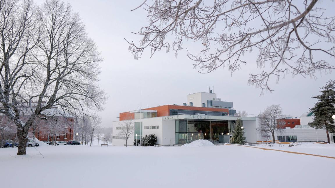 Vaasan yliopiston kampus talvella