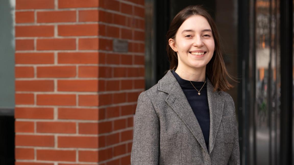 Essi Nousiainen Vaasan yliopiston kampuksella Tervahovi-rakennuksen edessä.