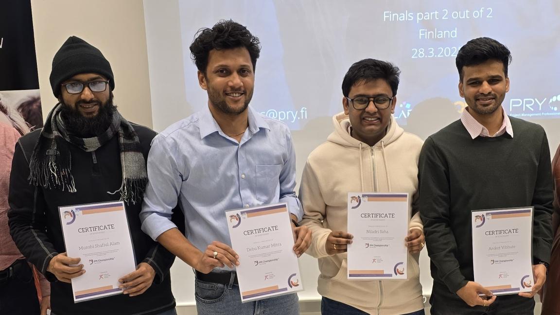 Kuvassa projektinjohtokilpailussa toiseksi sijoittunut joukkue. 