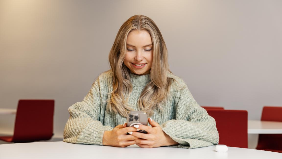 Tyttö tutkii puhelinta