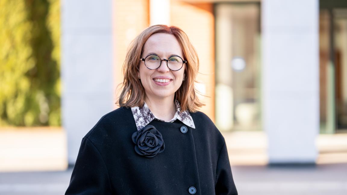 Jutta Mäkipelkola Vaasan yliopiston kampuksella