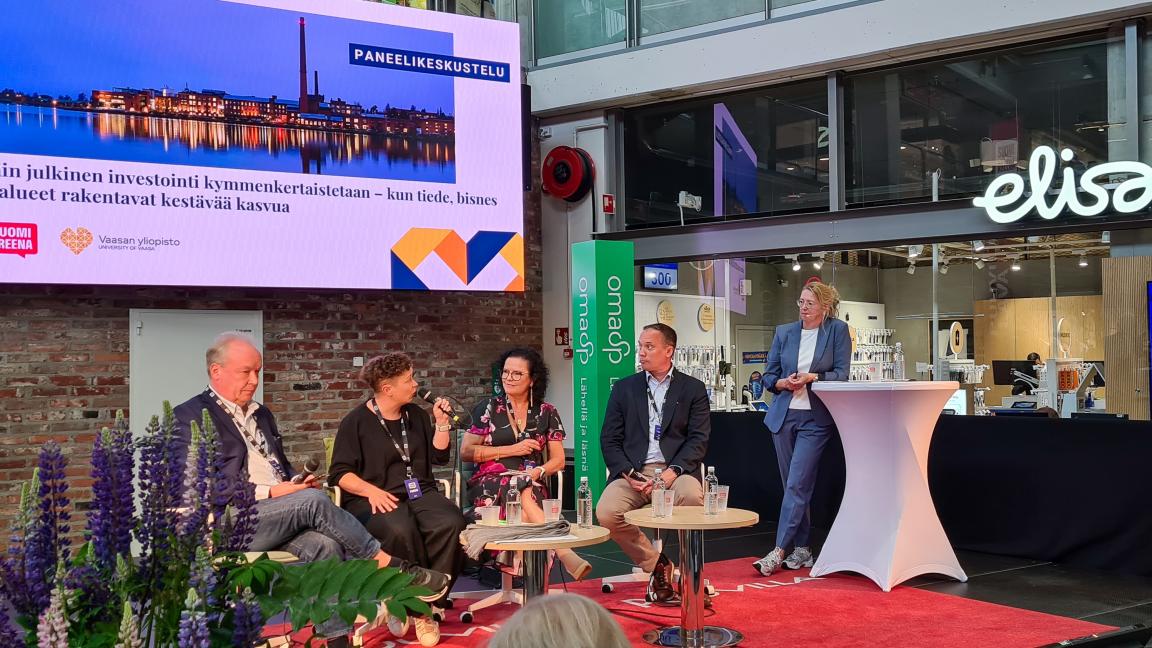 Paneelikeskustelu SuomiAreenalla Kauppakeskus Puuvillan lavalla.