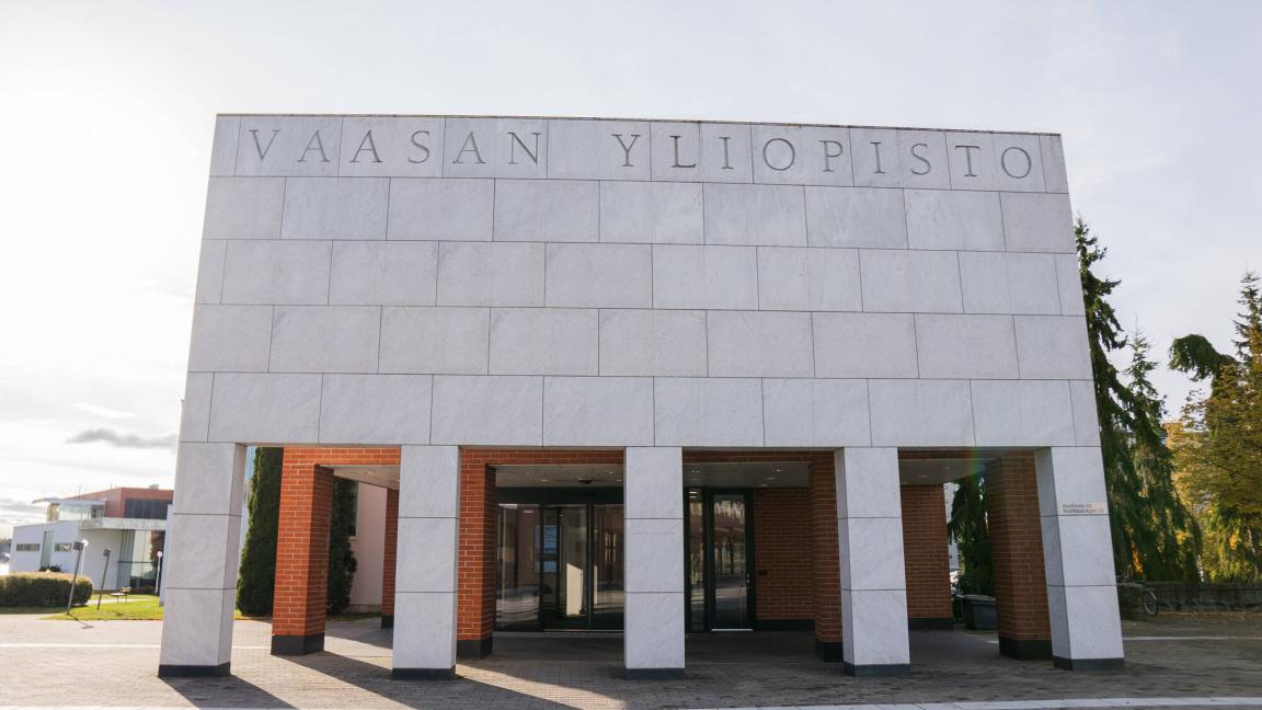 Vaasan yliopiston pääsisäänkäynti