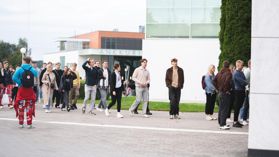 Uudet opiskelijat kampuksella