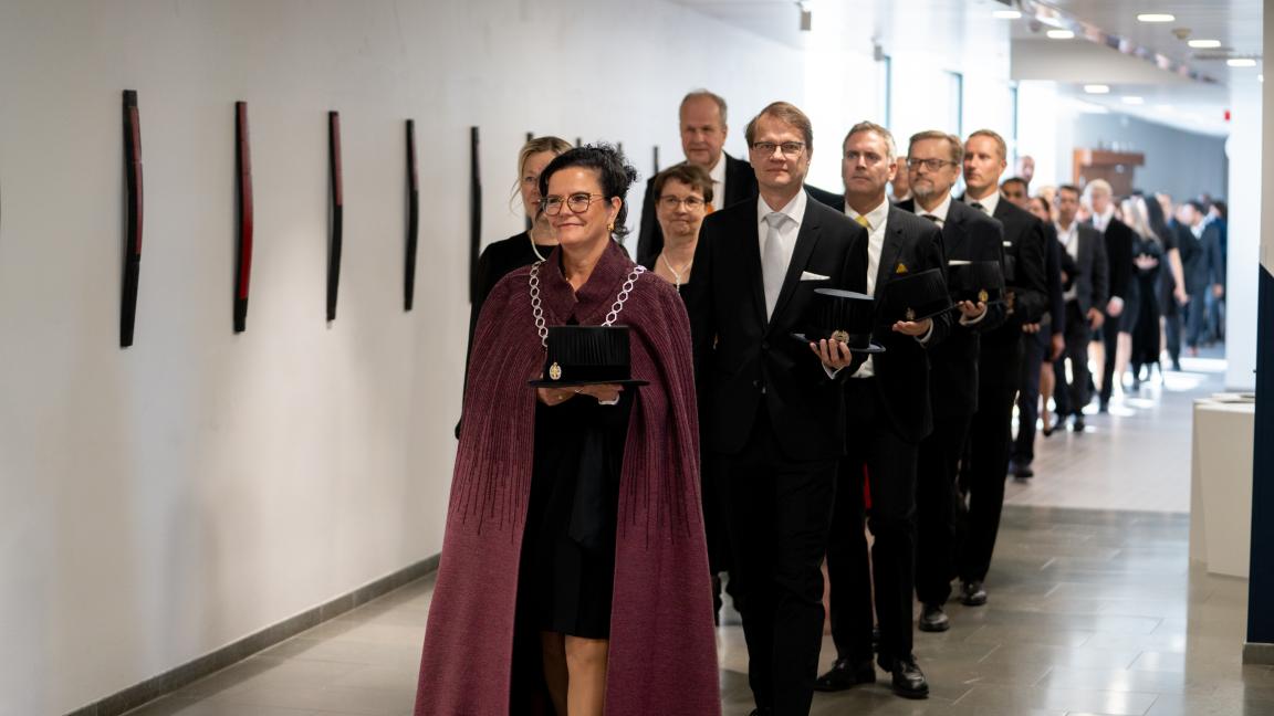 Minna Martikainen ja lukuvuoden avajaisten 2025 kulkue