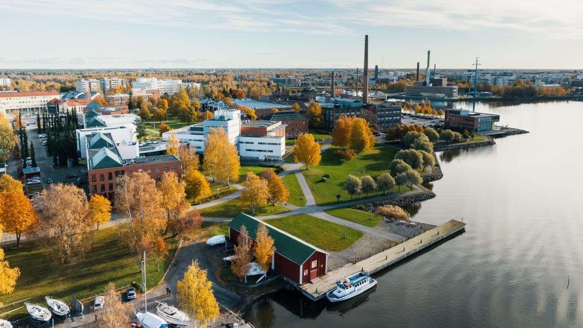 Vaasan yliopiston syksyinen kampus ilmasta mereltä päin kuvattuna