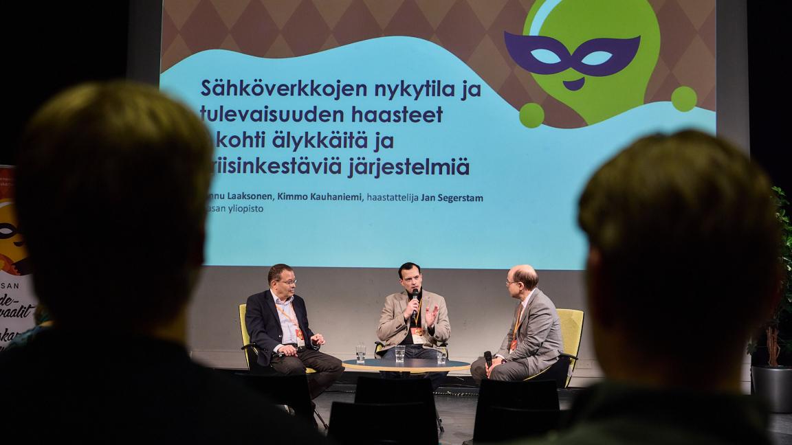 Paneelikeskustelu Vaasan tiedekarnevaaleilla, kuva Linus Lindholm