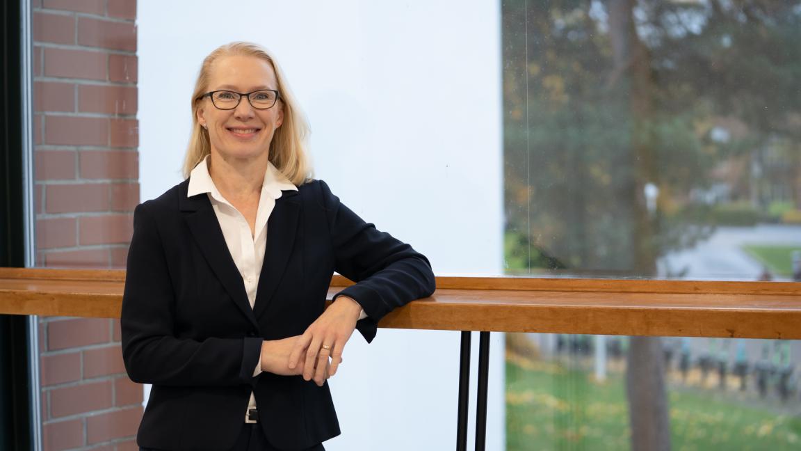 Eija Mattila Vaasan yliopiston kampuksella.