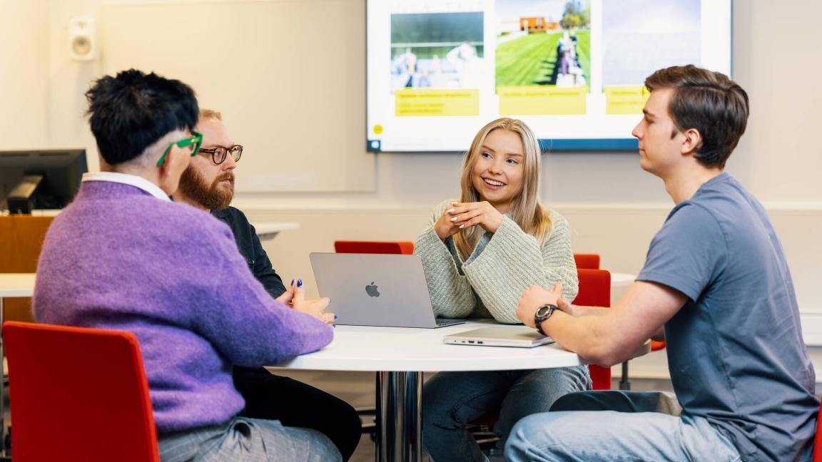 Opiskelijoita kampuksella