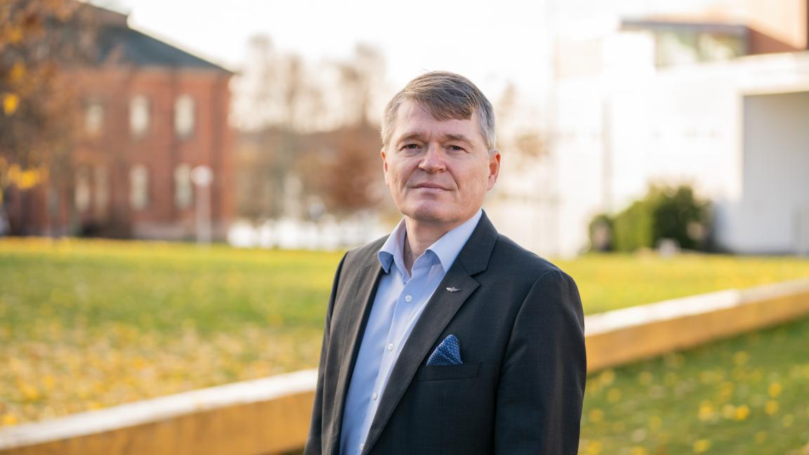 Mikko Punnala Vaasan yliopiston kampuksella