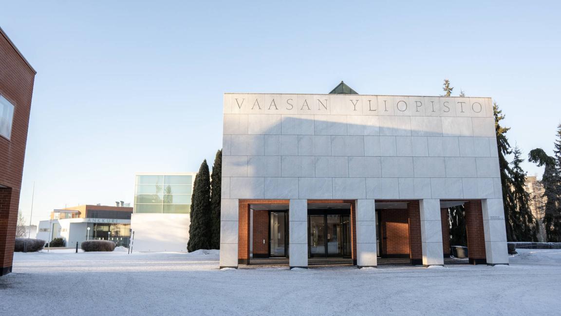 Vaasan yliopiston pääsisäänkäynnin marmoriportti talvella kuvattuna