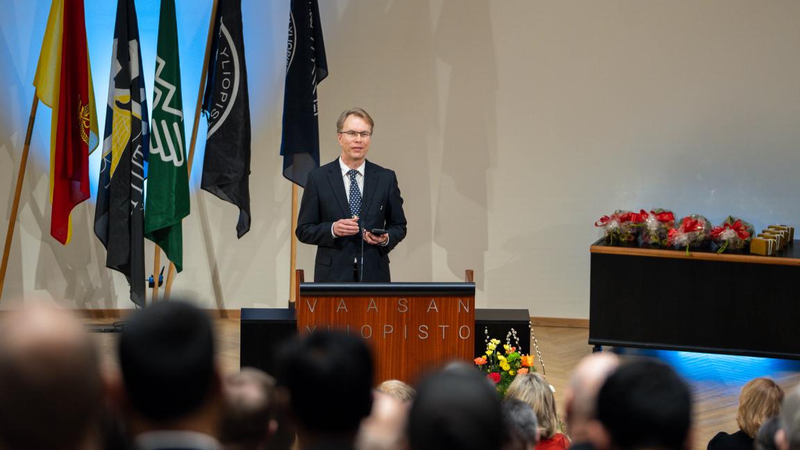 Professori Petri Välisuo puhumassa vuosipäivän juhlassa Vaasan yliopistolla