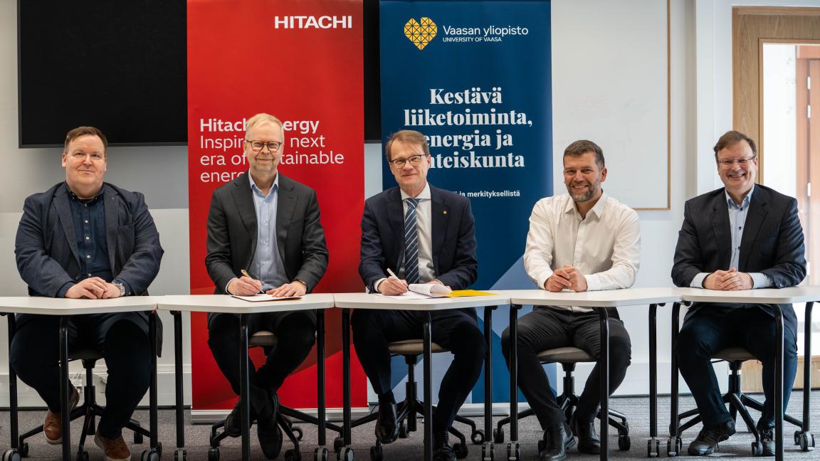 Hitachin ja Vaasan yliopiston yhteinen kuva allekirjoitustilaisuudesta