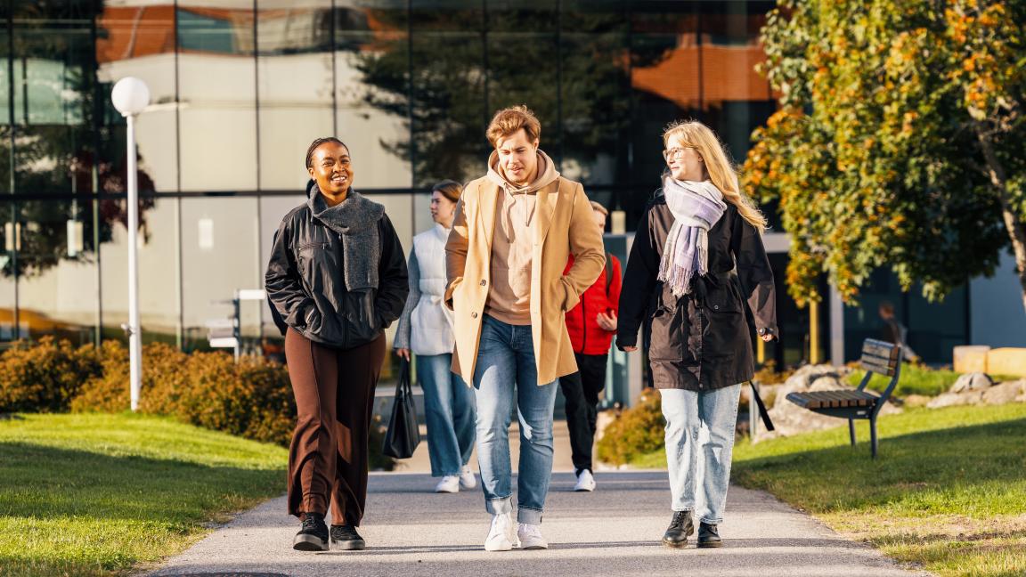 Opiskelijoita kampuksella
