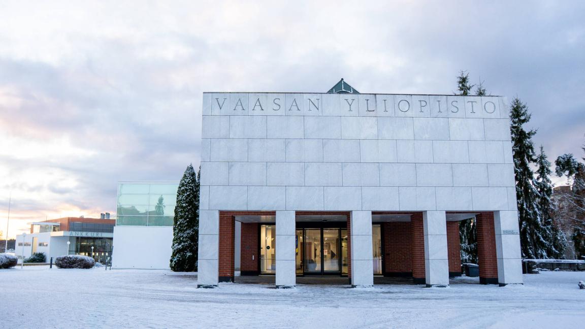 Vaasan yliopiston kampuksen pääsisäänkäynnin marmoriportti kuvattuna talvella