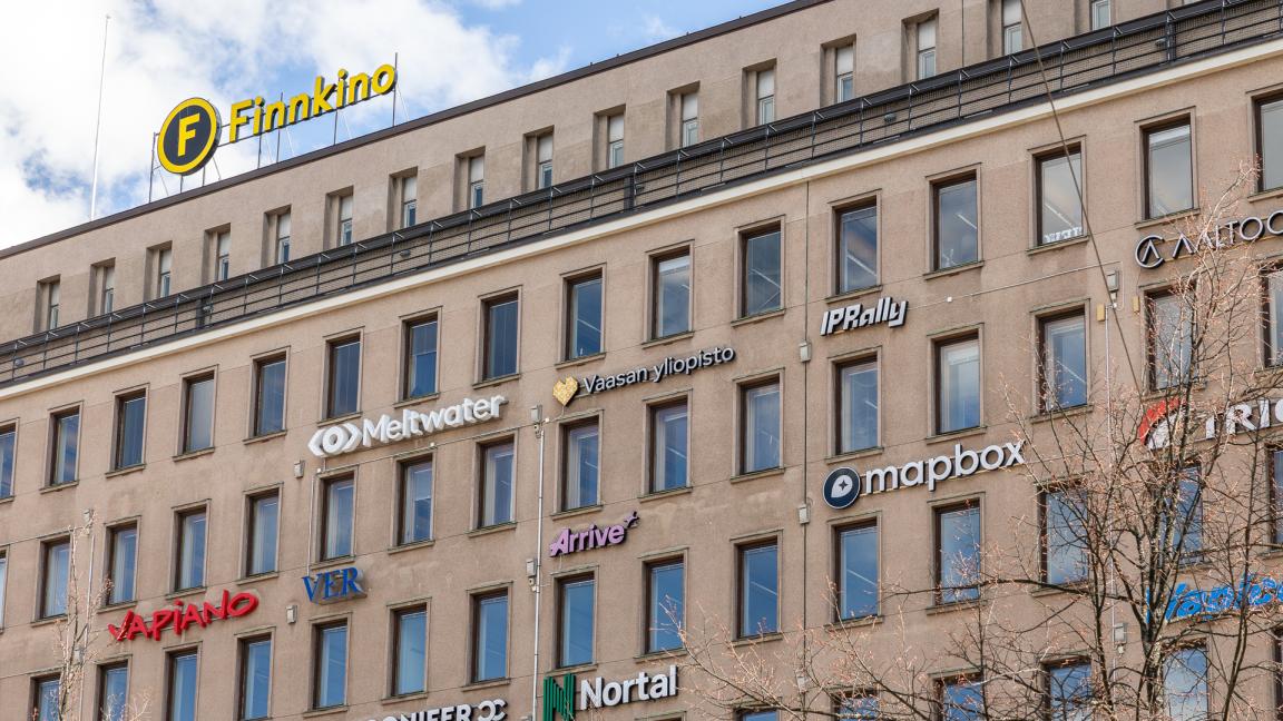 Helsingin kampus logo seinässä