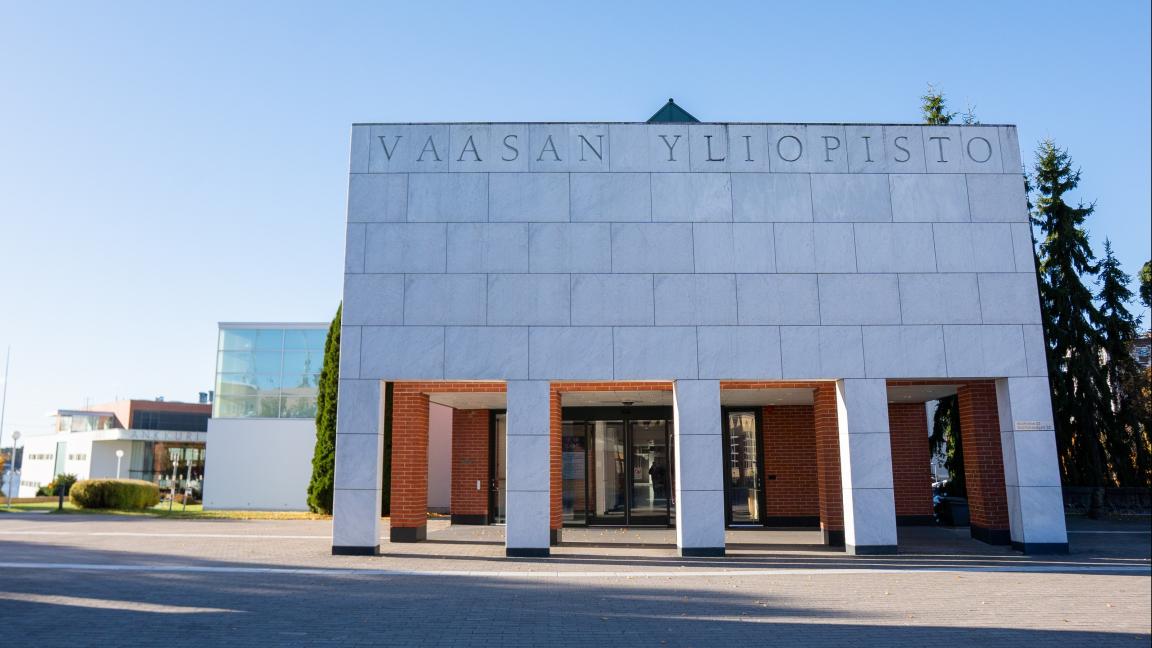 Vaasan yliopiston Tervahovi-rakennuksen pääsisäänkäynti