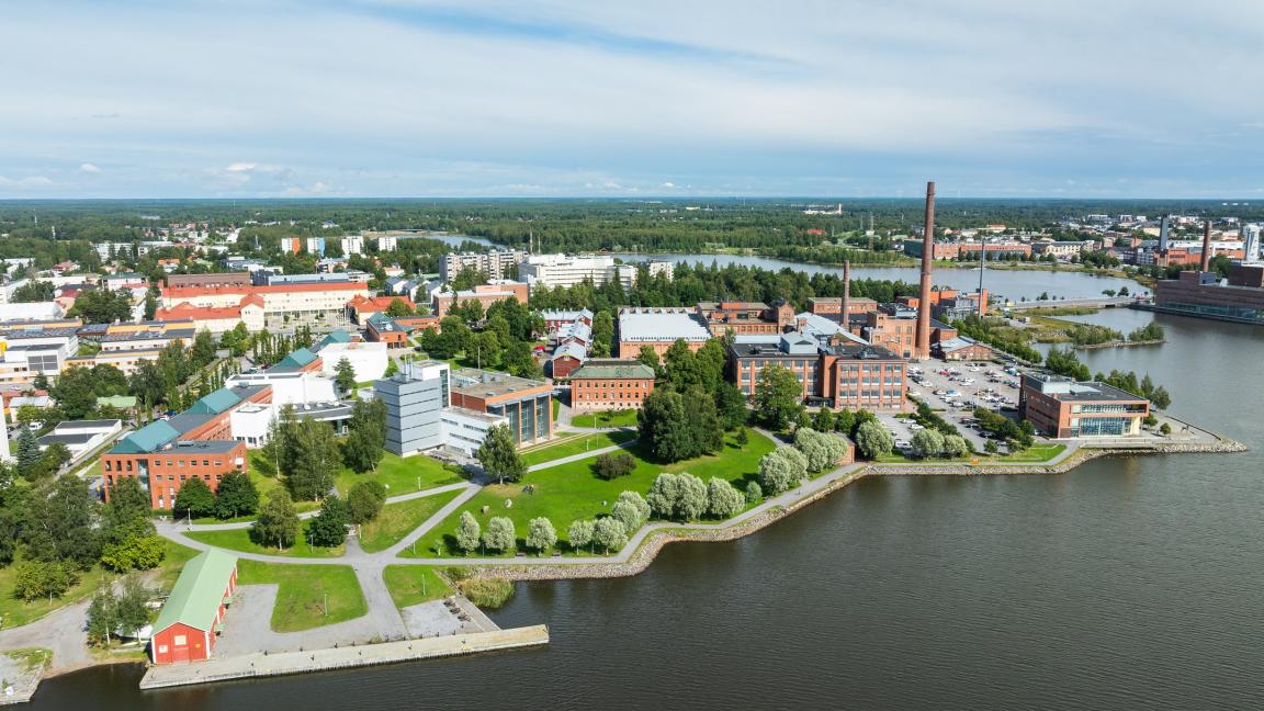 Vaasan yliopiston kampus ilmakuvassa kaupunkiin päin
