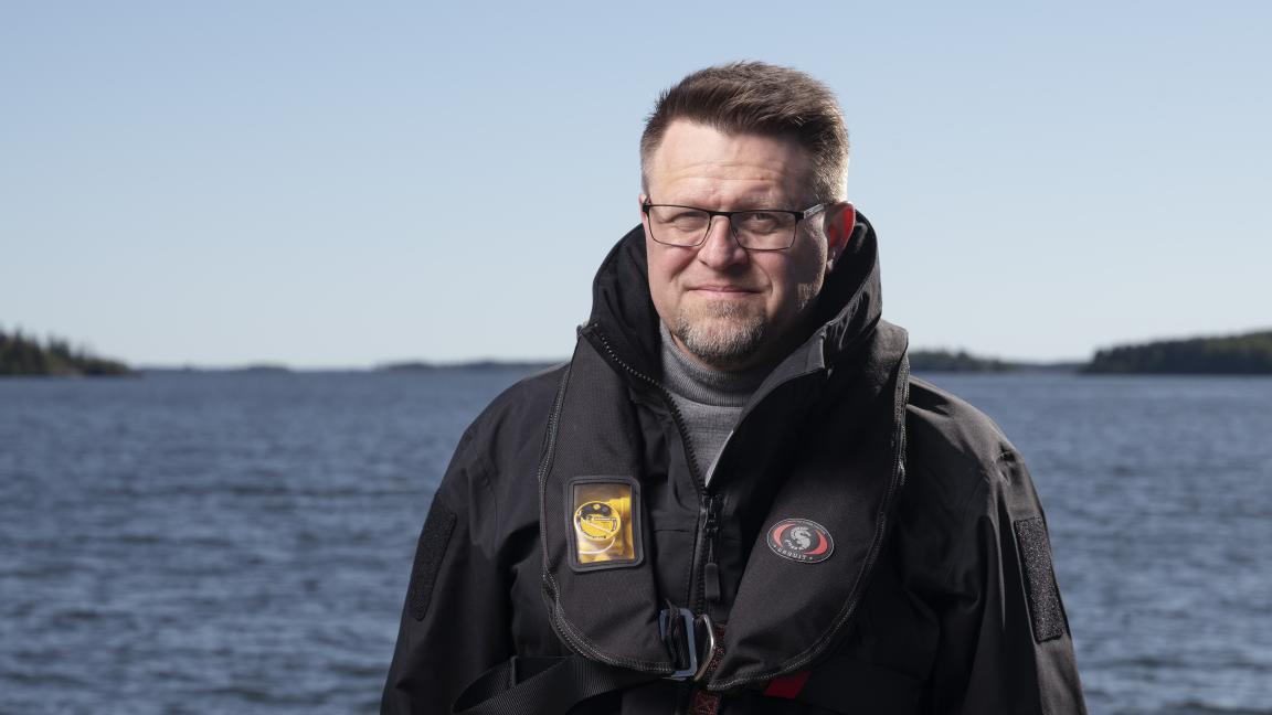 Mikko Lehtimäki seisoo veden äärellä