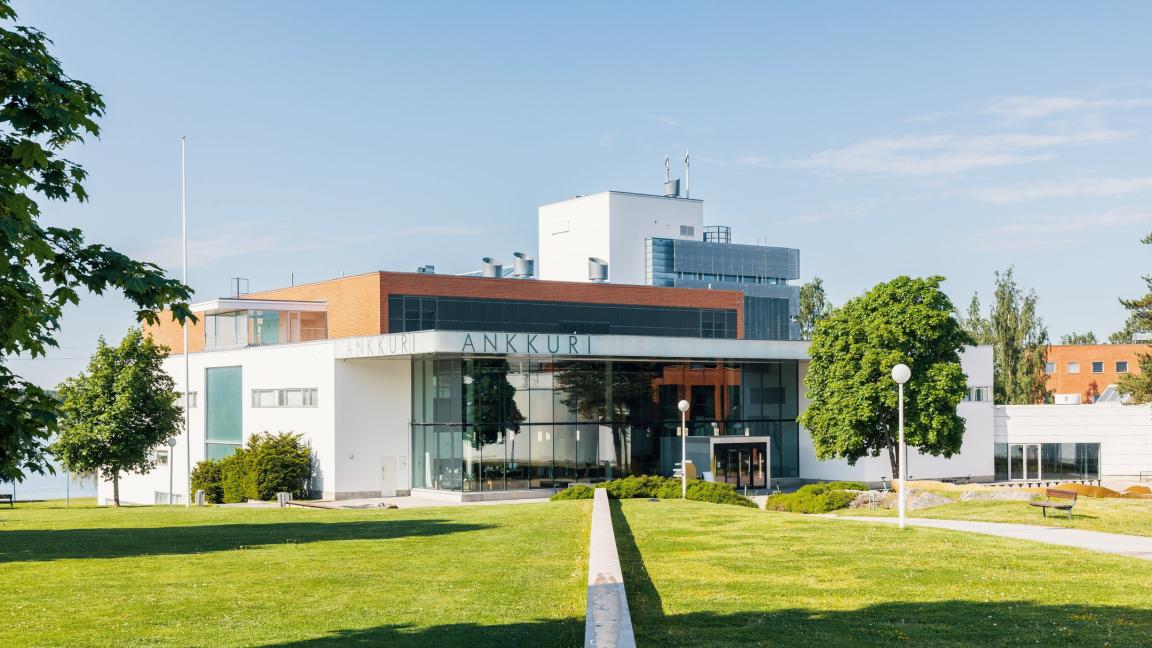 Vaasan yliopiston Ankkuri-rakennus ja kesäinen kampus