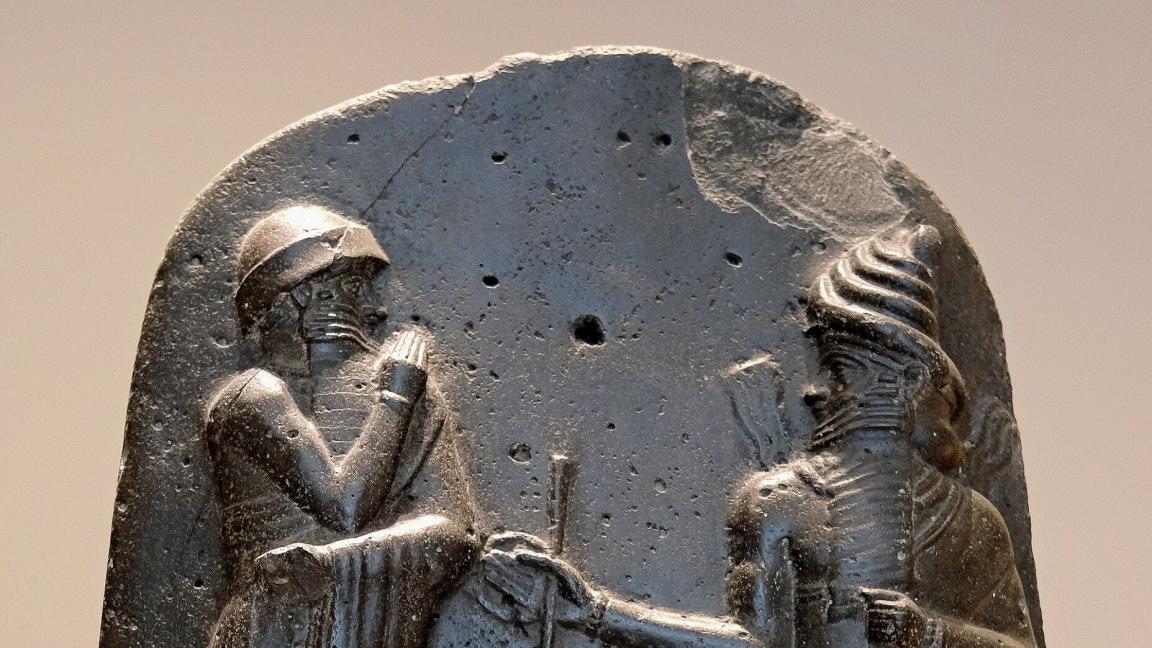 Hammurabin lakien kivipaasi Louvren taidemuseossa. Valtaistuimella istuva auringonjumala Shamash ojentaa lain kuningas Hammurabille. (kuva: Mbzt, creativecommons.org/licenses/by/3.0/deed.en)