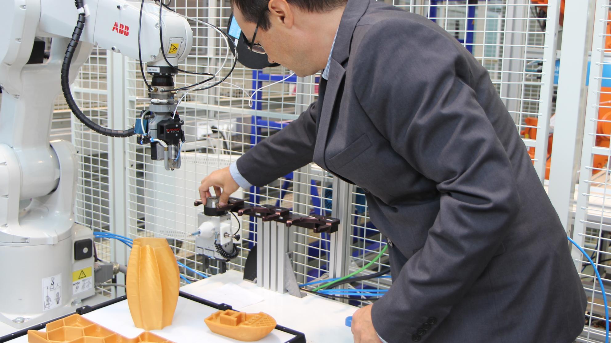 Tuotantotalouden yliopistonlehtori Rayko Toshev tutkii Technobothnian laboratoriossa uusia tapoja 3D-tulostukseen. Tuotantotalouden yliopistonlehtori Rayko Toshev tutkii Technobothnian laboratoriossa uusia tapoja tehdä 3D-tulostusta, eli täsmällisemmin sanottuna materiaalia lisäävää valmistusta (AM, additive manufacturing).