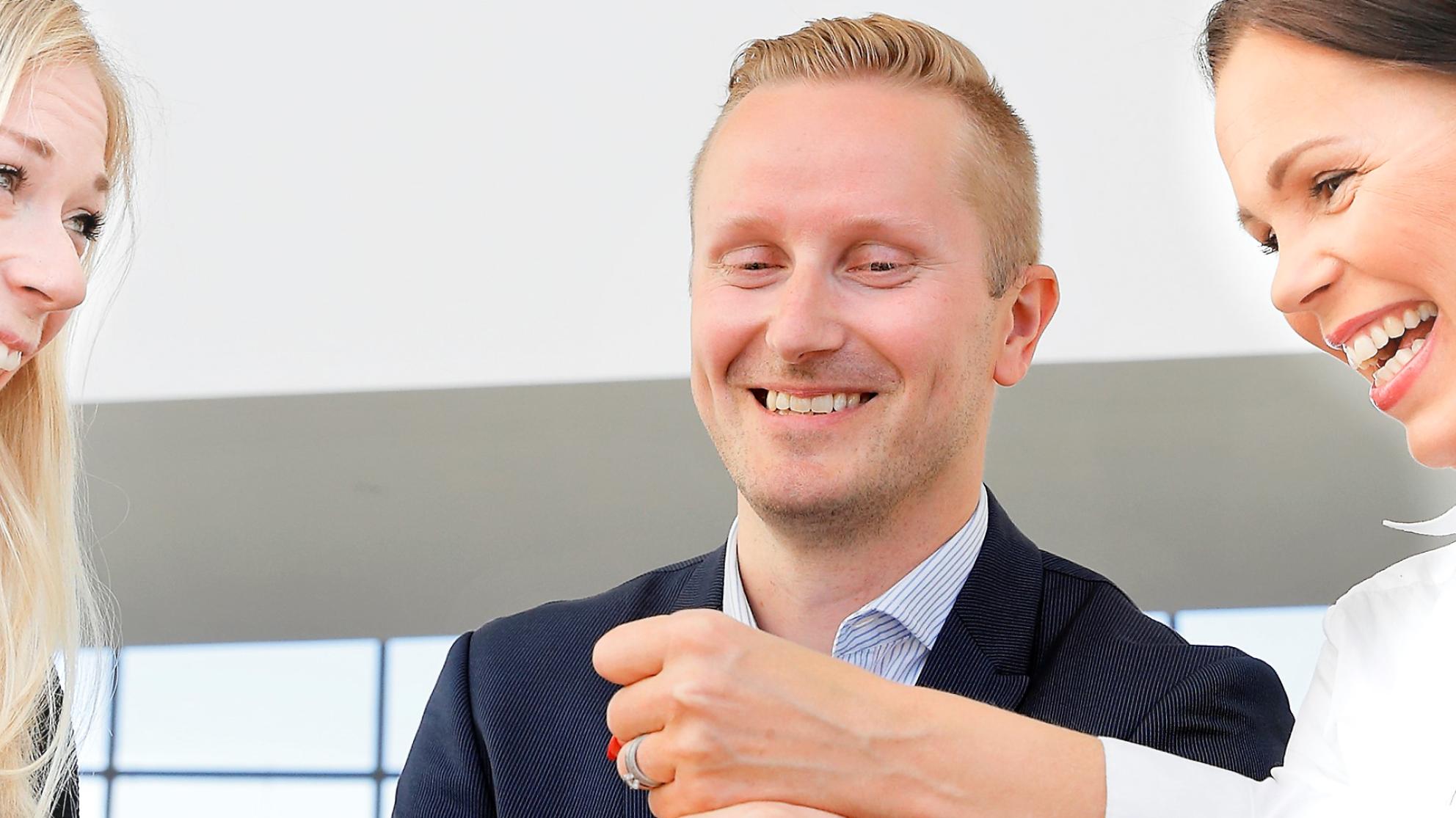 Laskentatoimen ja rahoituksen professori Sami Vähämaa (keskellä) kertoo naisjohtajista Oivalluksia-podcastissa. Kuva: Mikko Käkelä Professori Sami Vähämaa (keskellä) kertoo aiheesta Oivalluksia-podcastissa.
