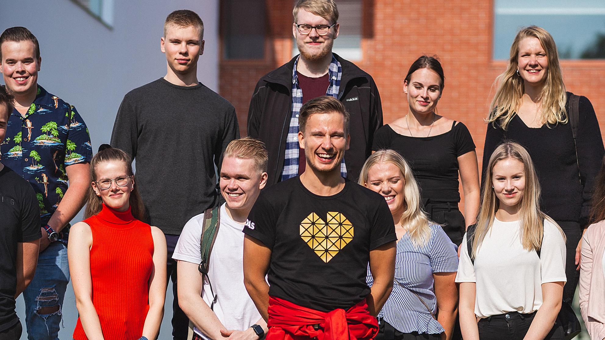 Päivä tutorin matkassa, kuvassa opiskelijoita Vaasan yliopistossa