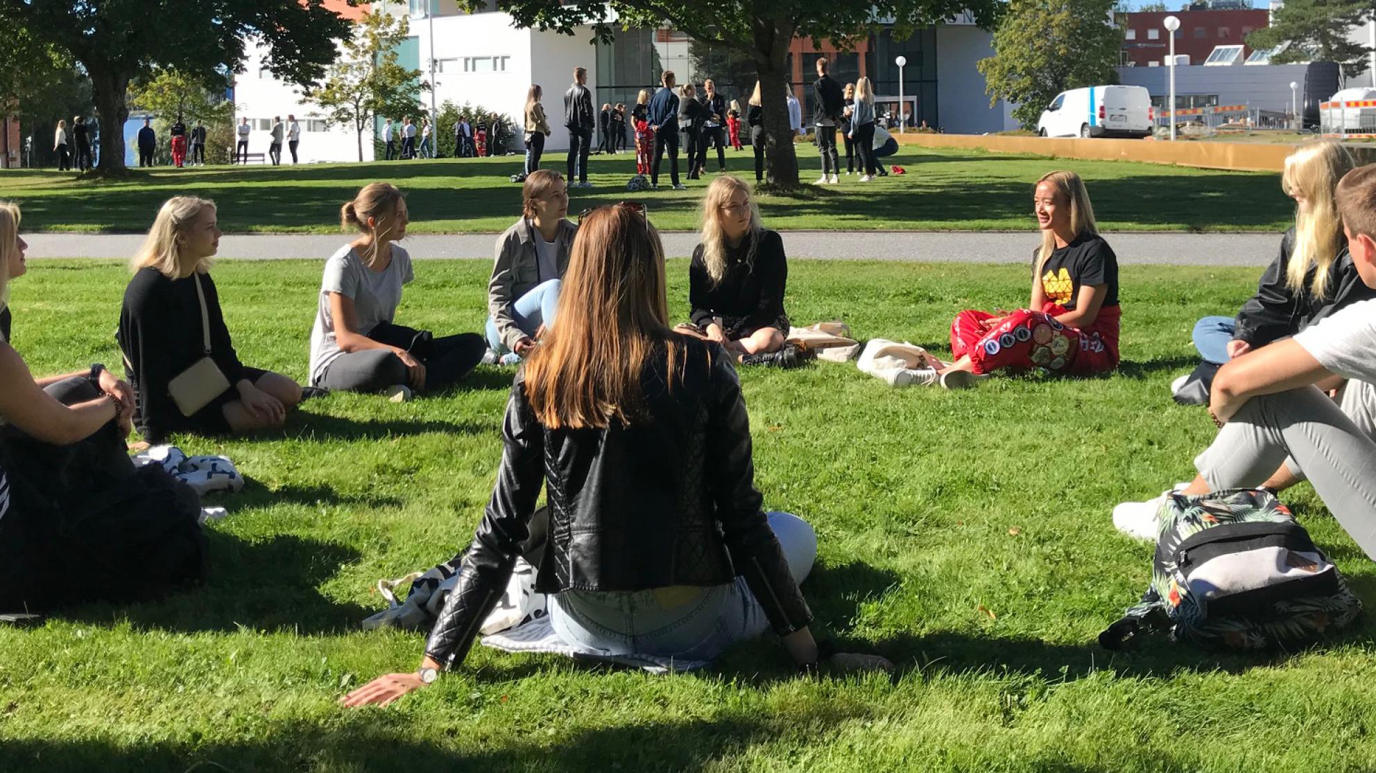 Vaasan yliopiston uudet kandiopiskelijat orientaatiopäivillä syyskuussa 2020