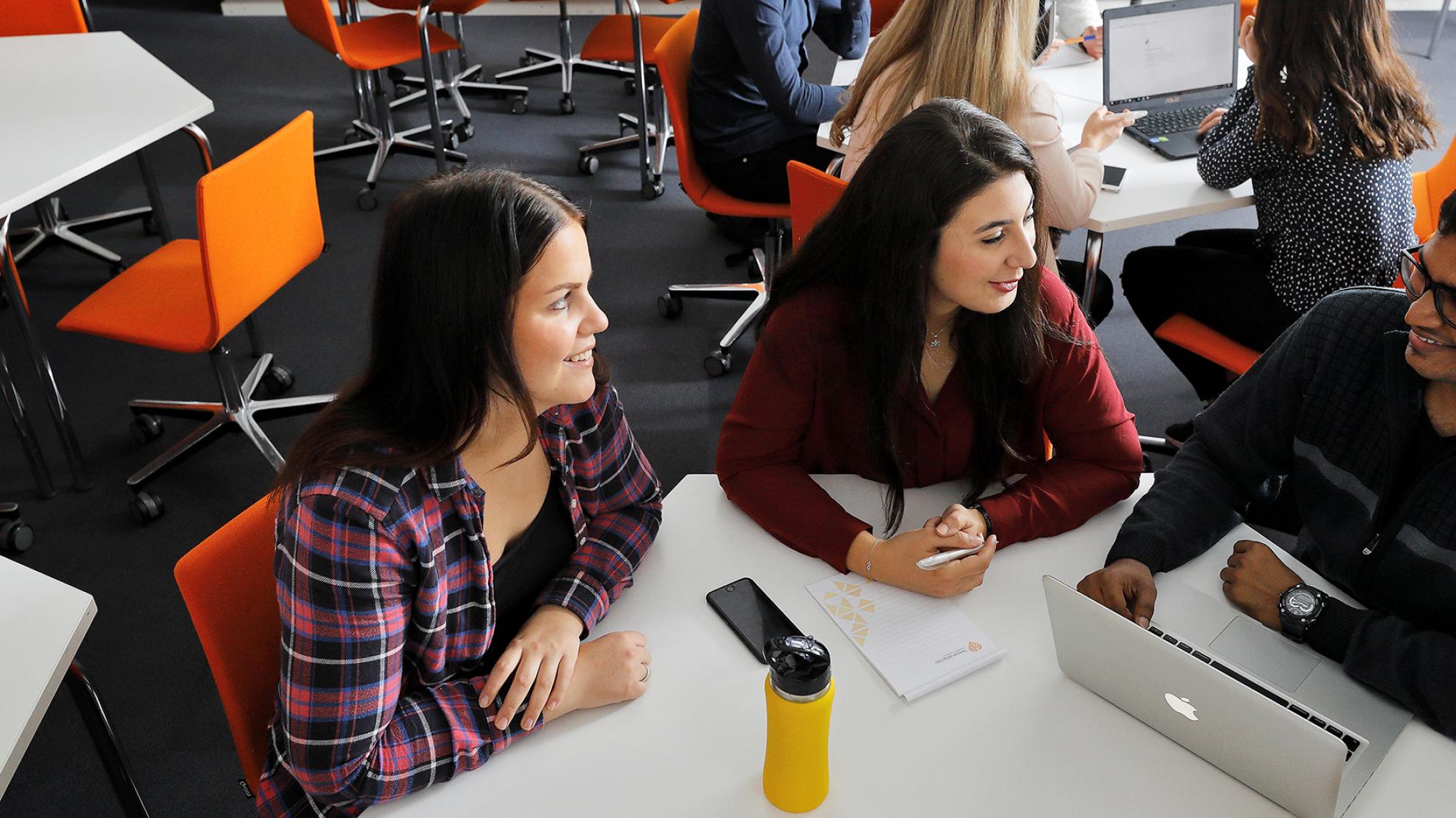 opiskelijoita Vaasan yliopistolla