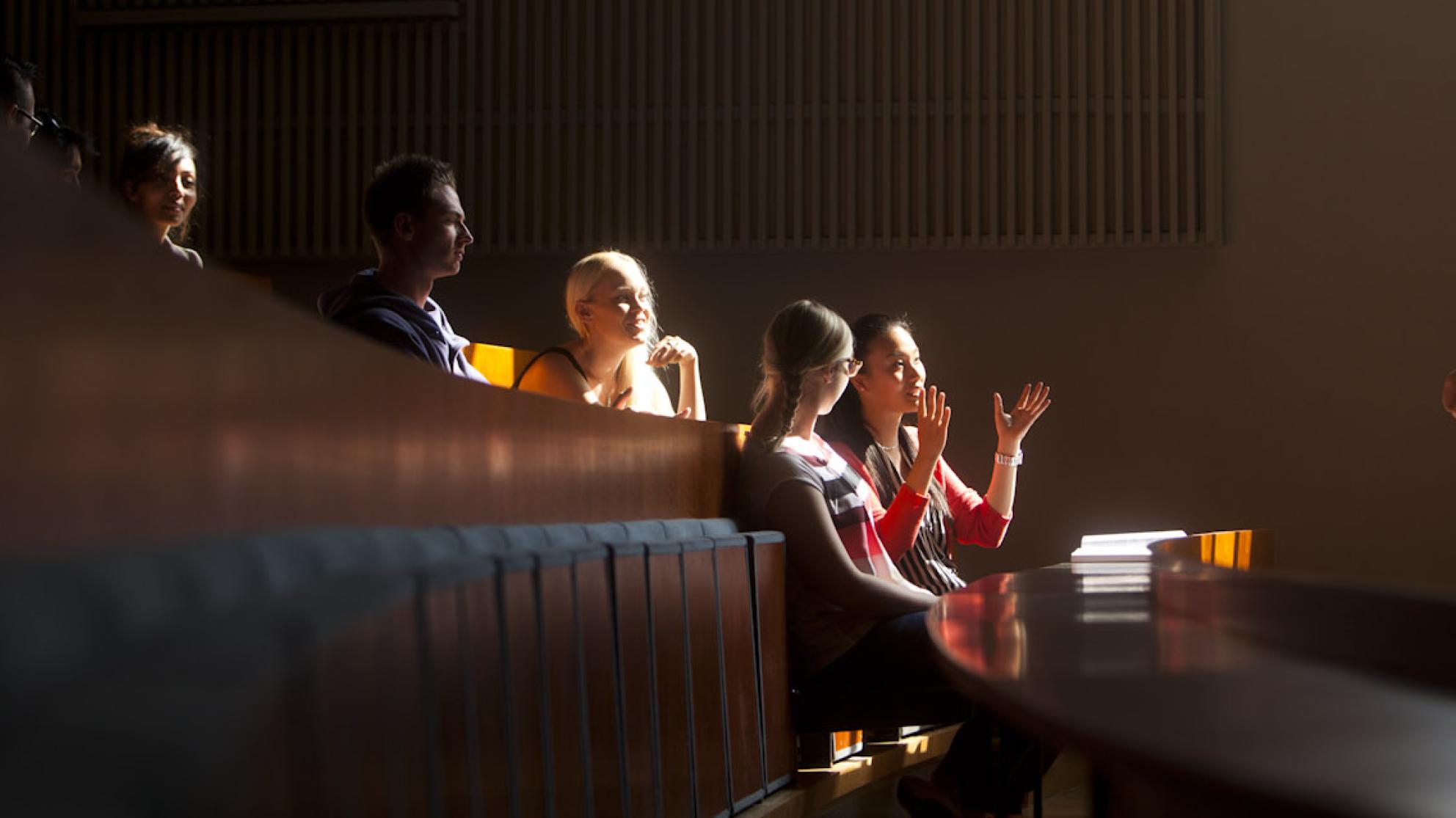 Vaasan yliopiston opiskelijoita luennolla