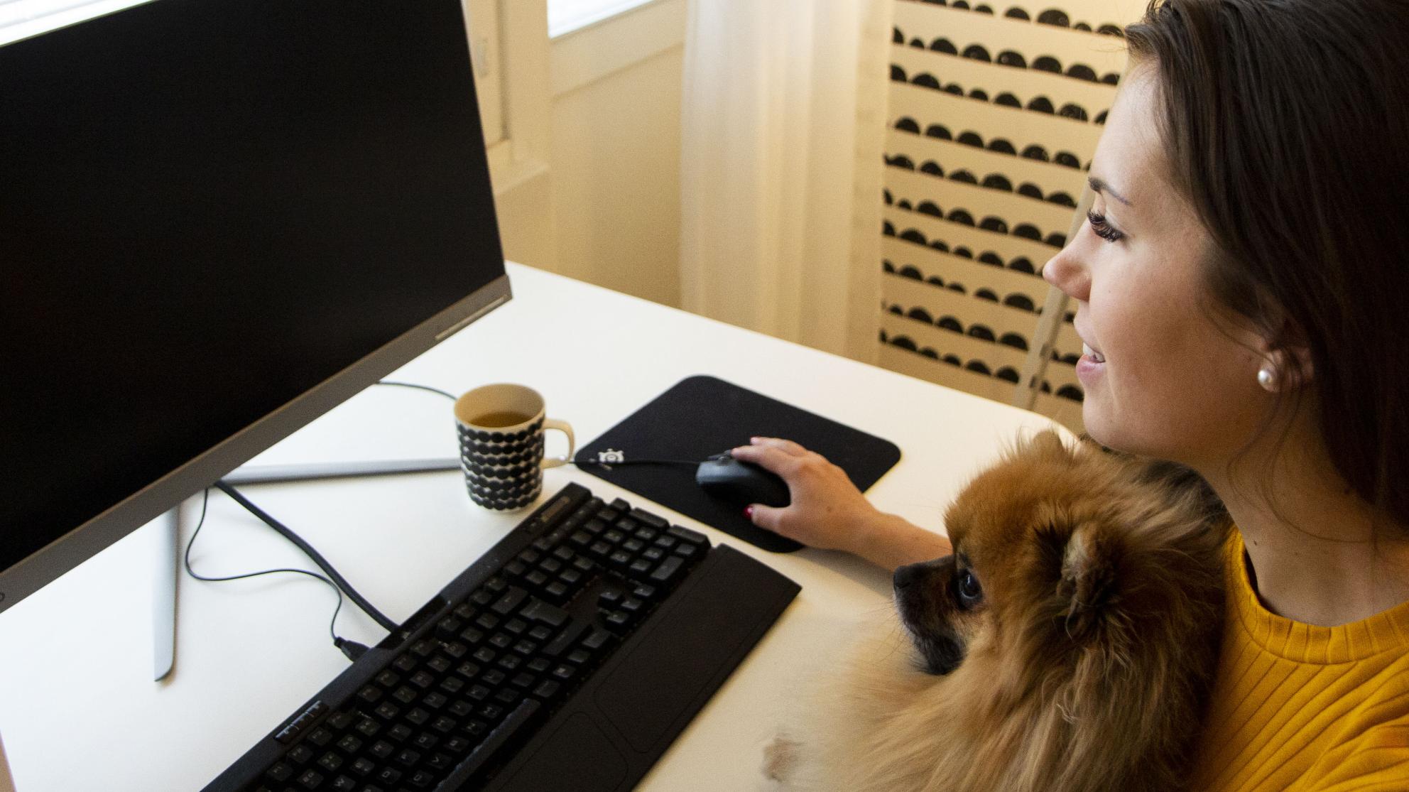 etätyö, nainen ja koira, kuva: Lauri Alkkiomäki